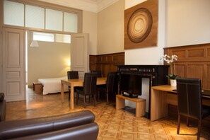 Zimmersafe, Schreibtisch, schallisolierte Zimmer, Bügeleisen/Bügelbrett