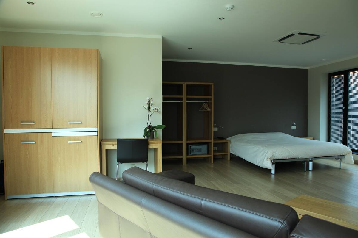 Apartamento superluxo | Cofres nos quartos, escrivaninha, quartos à prova de som