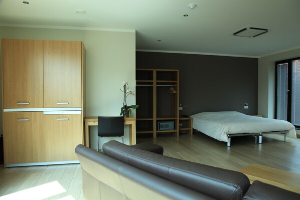 Luxury-Apartment | Zimmersafe, Schreibtisch, schallisolierte Zimmer, Bügeleisen/Bügelbrett