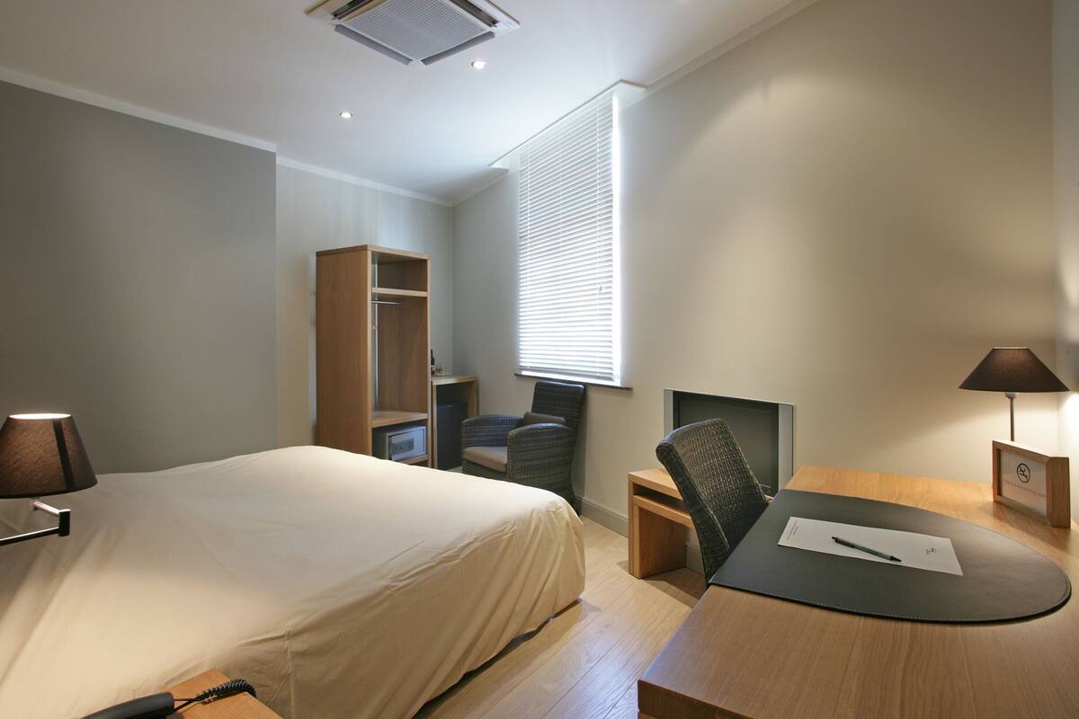 Quarto casal ou duplo básico | Cofres nos quartos, escrivaninha, quartos à prova de som