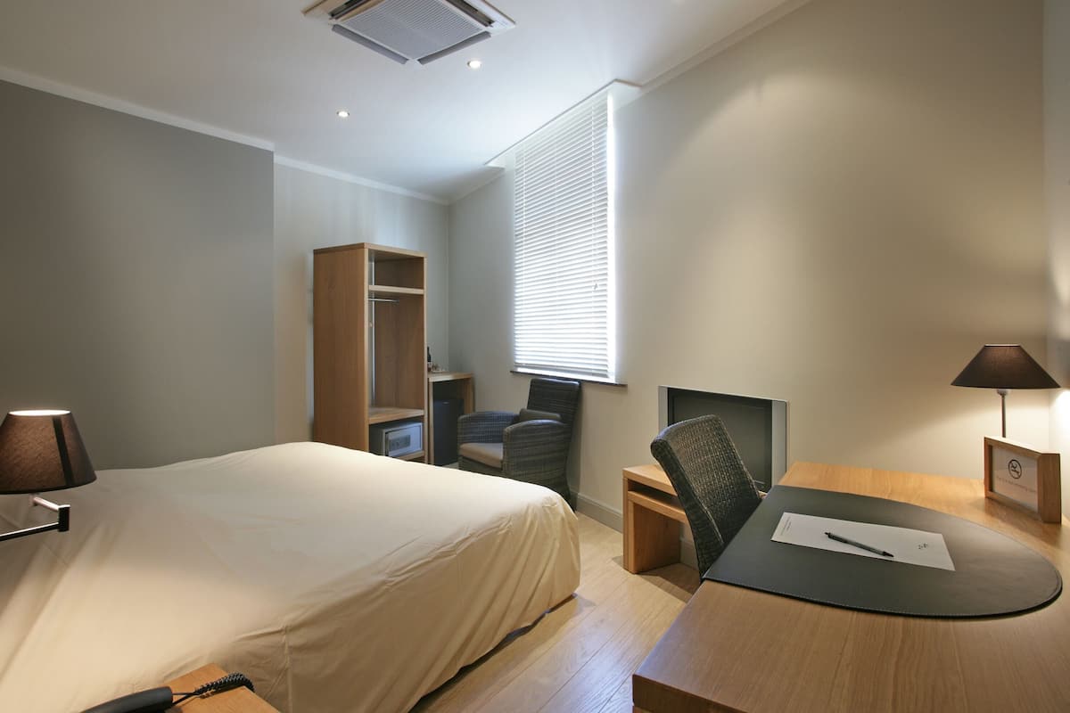 Basic Double or Twin Room | 1 bedroom, in-room safe, desk, soundproofing