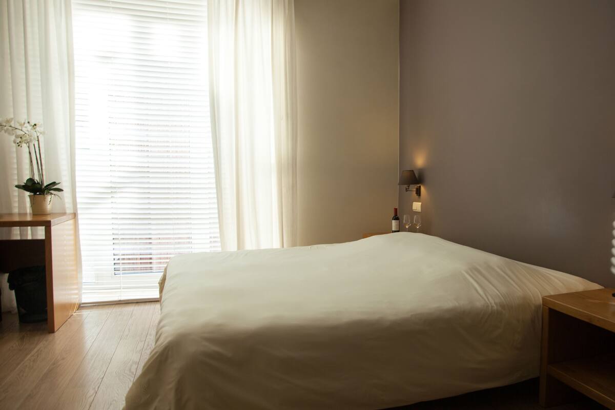 Quarto casal ou duplo standard | Cofres nos quartos, escrivaninha, quartos à prova de som