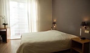 Standard-Doppel- oder -Zweibettzimmer | Zimmersafe, Schreibtisch, schallisolierte Zimmer, Bügeleisen/Bügelbrett