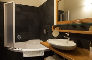 럭셔리 아파트 | 욕실 | 샤워기/욕조 결합, 무료 세면용품, 헤어드라이어, 타월