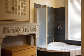 Duschwanne, kostenlose Toilettenartikel, Haartrockner, Handtücher