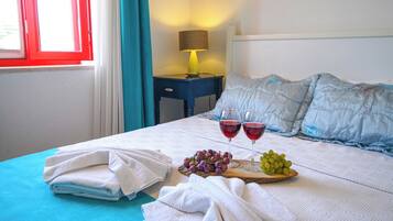 Seprai premium, ruang kerja ramah laptop, Wi-Fi gratis, dan seprai linen