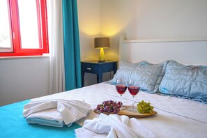 Ropa de cama de alta calidad y espacio para trabajar con laptop 