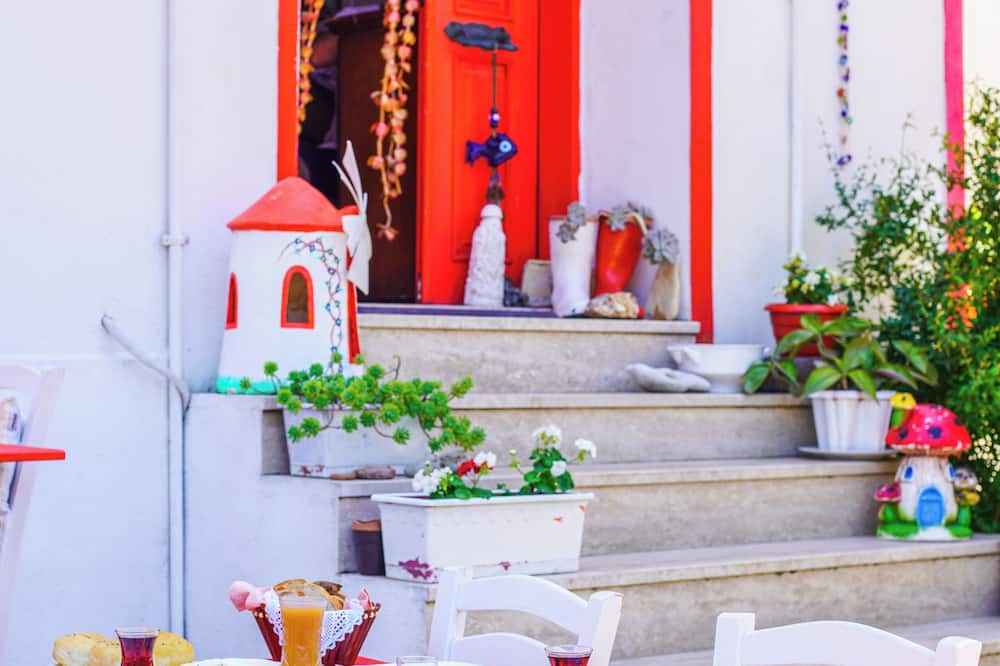 Alaybey Ada Evi