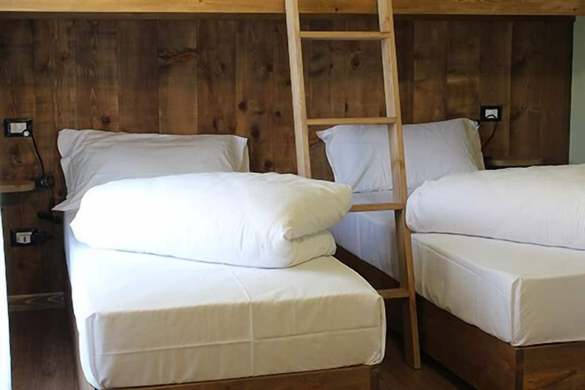 Cots/infant beds, free WiFi