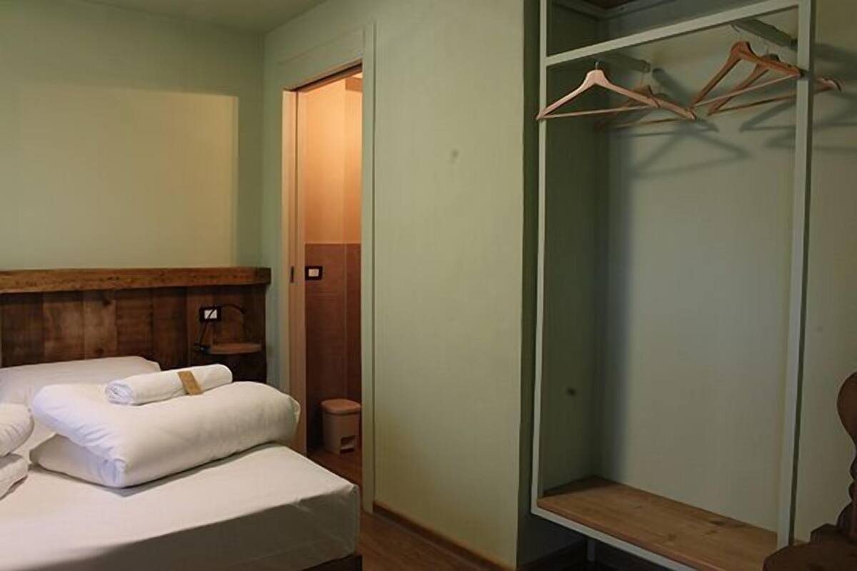Cots/infant beds, free WiFi