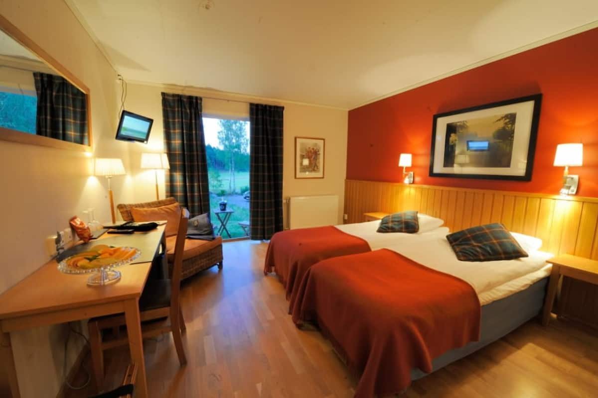 twin room | desk, iron/ironing board, free cots/infant beds, rollaway beds