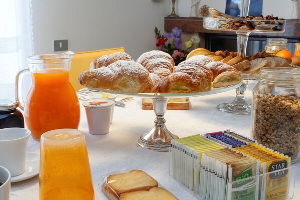 Daily full breakfast (EUR 10 per person)