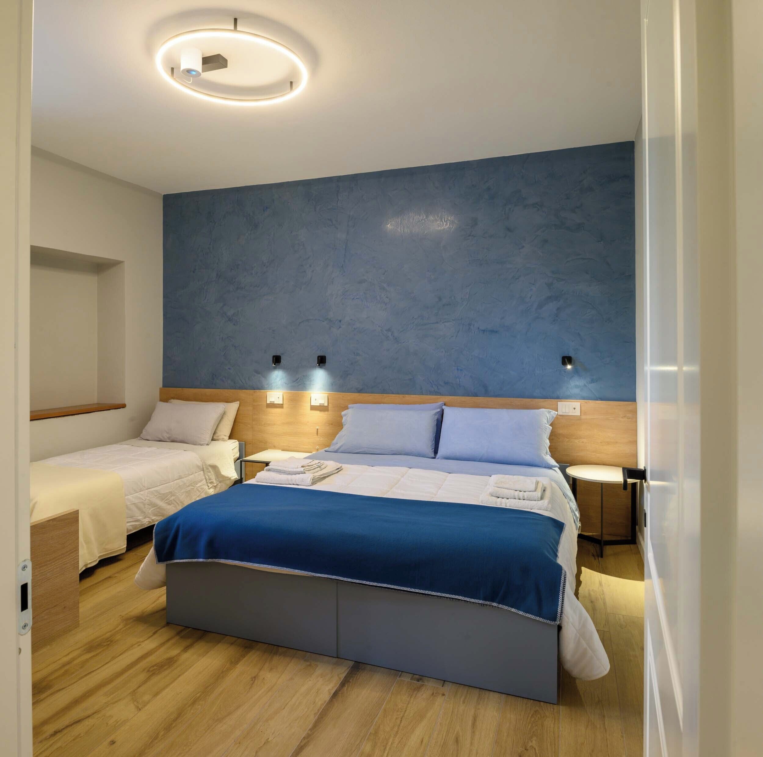 Sängtillbehör av högsta kvalitet, skrivbord och ljudisolering