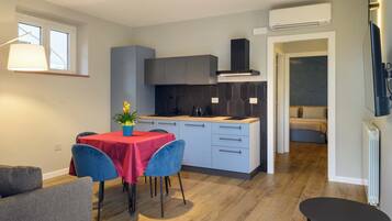 Superior-Apartment | Wohnbereich | Flachbildfernseher