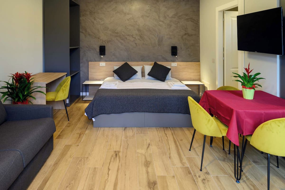 Superior-Studio | Hochwertige Bettwaren, Schreibtisch, schallisolierte Zimmer