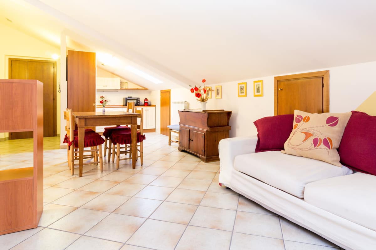 Suite, kitchenette | Woonruimte | Een flatscreentelevisie