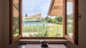 Una ventana con vista a un edificio y un área de piscina.