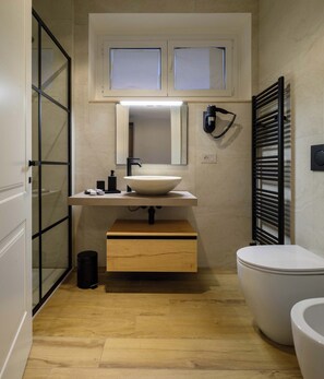 Studio Supérieur | Salle de bain | Articles de toilette gratuits, sèche-cheveux, bidet, serviettes fournies