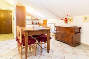 Suite, Kitchenette | Living room