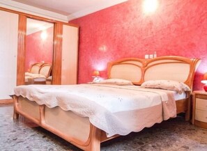 In-room safe, desk, blackout drapes, soundproofing