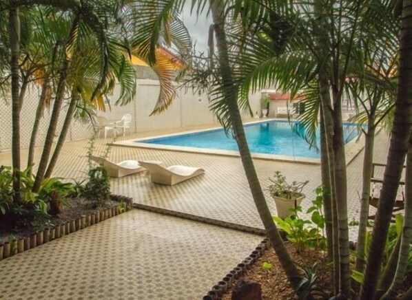 Piscine extérieure, parasols de plage, chaises longues