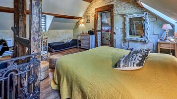 Suite Junior | Bureau, rideaux occultants, lits bébé (gratuits), lit parapluie