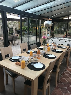 Free daily continental breakfast