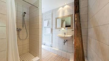 Regadera, amenidades de baño gratuitas, secadora de cabello, toallas