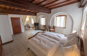 Comfort dubbelrum | Mörkläggningsgardiner, strykjärn/strykbräda, gratis wi-fi och sängkläder