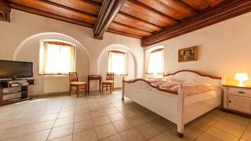 Comfort Double Room | Blackout curtains, iron/ironing board, free WiFi, bed sheets