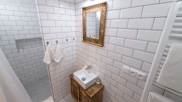 Kamar Double Comfort | Tirai kedap cahaya, setrika/meja setrika, Wi-Fi gratis, dan seprai linen