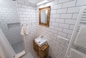 Chambre Double Confort | Rideaux occultants, fer et planche à repasser, Wi-Fi gratuit