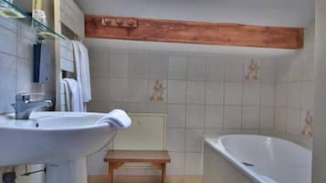 Articles de toilette gratuits, sĂšche-cheveux, serviettes fournies