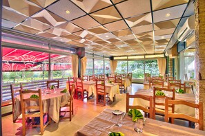 Lunch and dinner served, Regional cuisine - Logis Chalet du Mont Roland (Sampans)