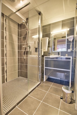 Amenidades de baño gratuitas, secadora de cabello, toallas