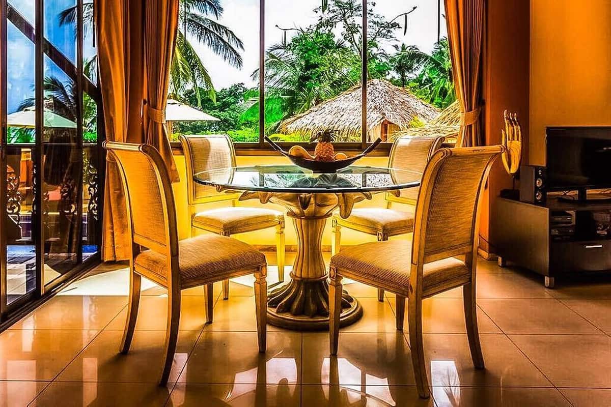 Deluxe Studio, Partial Ocean View | In-room dining