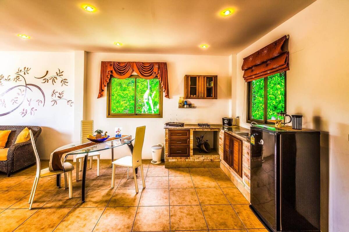 Deluxe Suite, Sea View | Private kitchenette