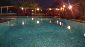 Utendørsbasseng, bassengparasoller og solsenger