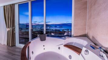 Suite, pemandangan laut (Jacuzzi) | Minibar, brankas, meja kerja, dan Wi-Fi gratis