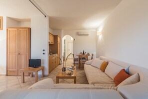 Superior-Apartment, 1 Schlafzimmer | Wohnbereich | Flachbildfernseher