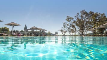 2 piscine all'aperto, ombrelloni da piscina, lettini