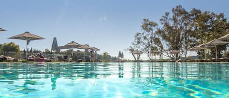 2 piscine all'aperto, ombrelloni da piscina, lettini