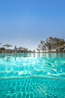 2 udendørs pools, åben fra kl. 10.00 til kl. 19.30, parasoller