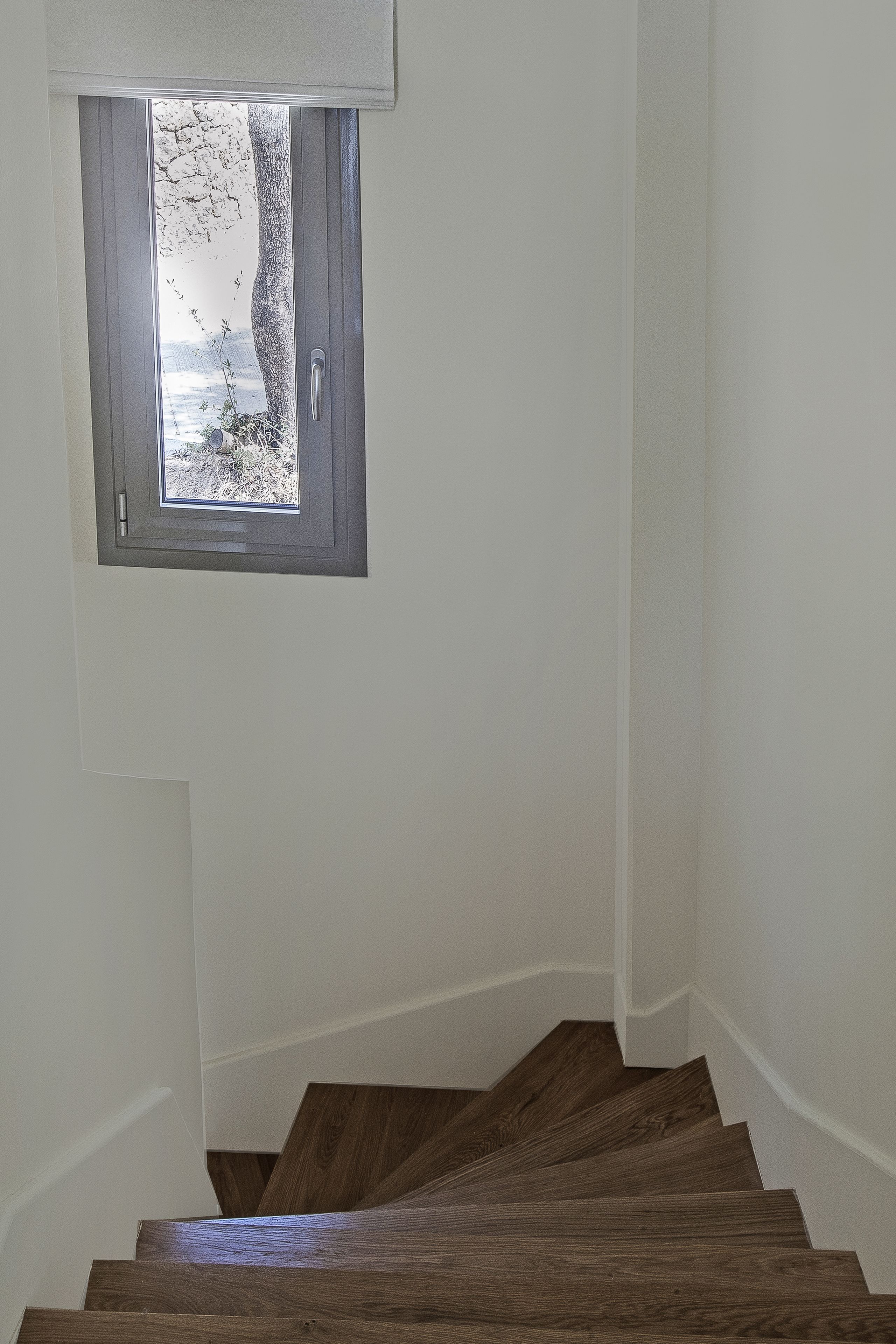 Un escalier avec des marches en bois menant à un palier.