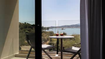 Camera Deluxe con letto matrimoniale o 2 letti singoli, vista mare | Biancheria in cotone egiziano, biancheria da letto di alta qualità