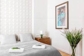 Premium bedding, in-room safe, iron/ironing board, free WiFi