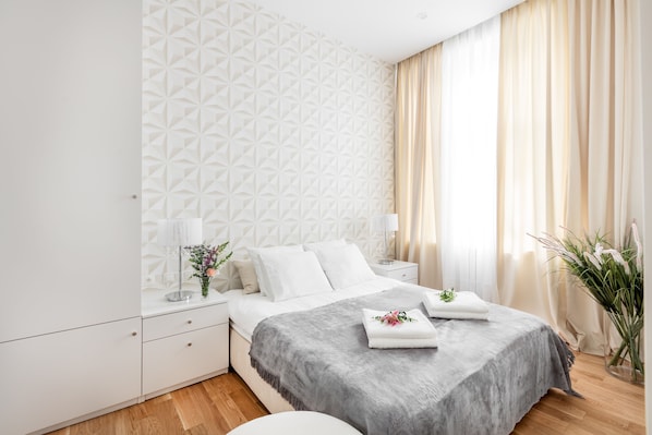 Premium bedding, in-room safe, iron/ironing board, free WiFi