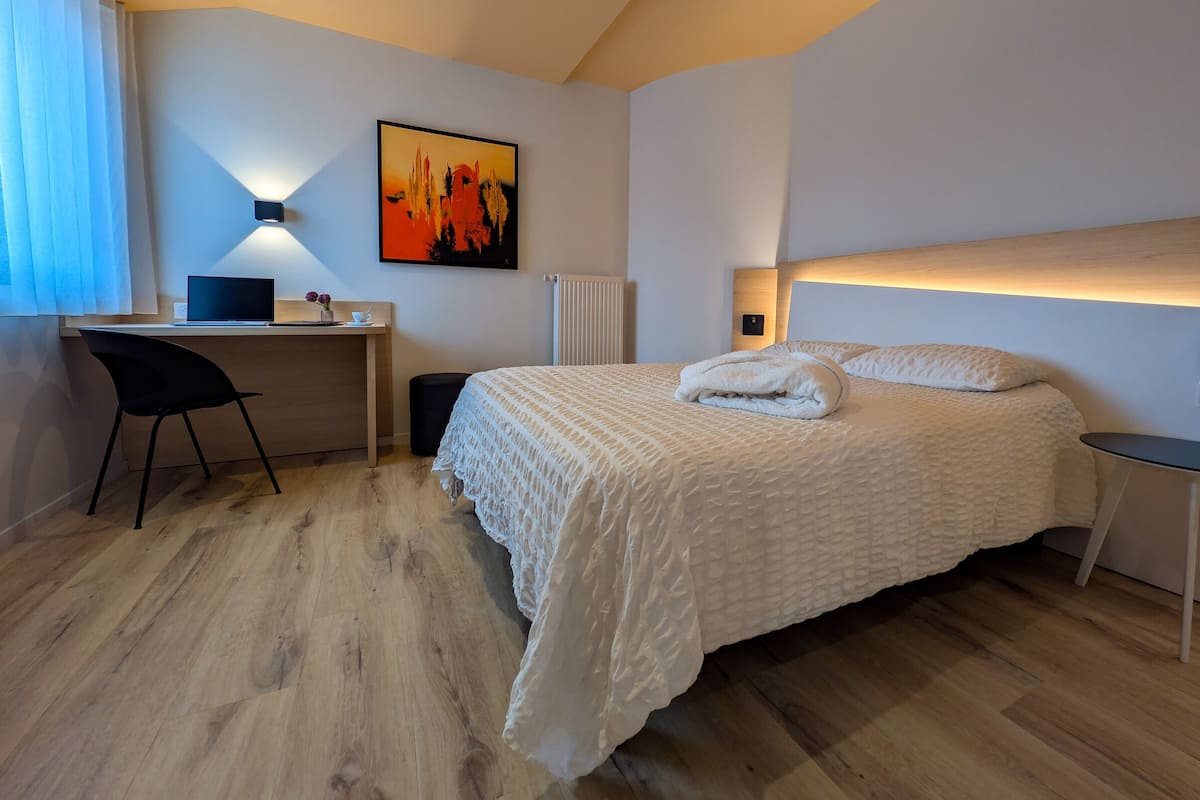 Comfort-Zimmer, 1 Doppelbett | Schreibtisch, Verdunkelungsvorhänge, schallisolierte Zimmer