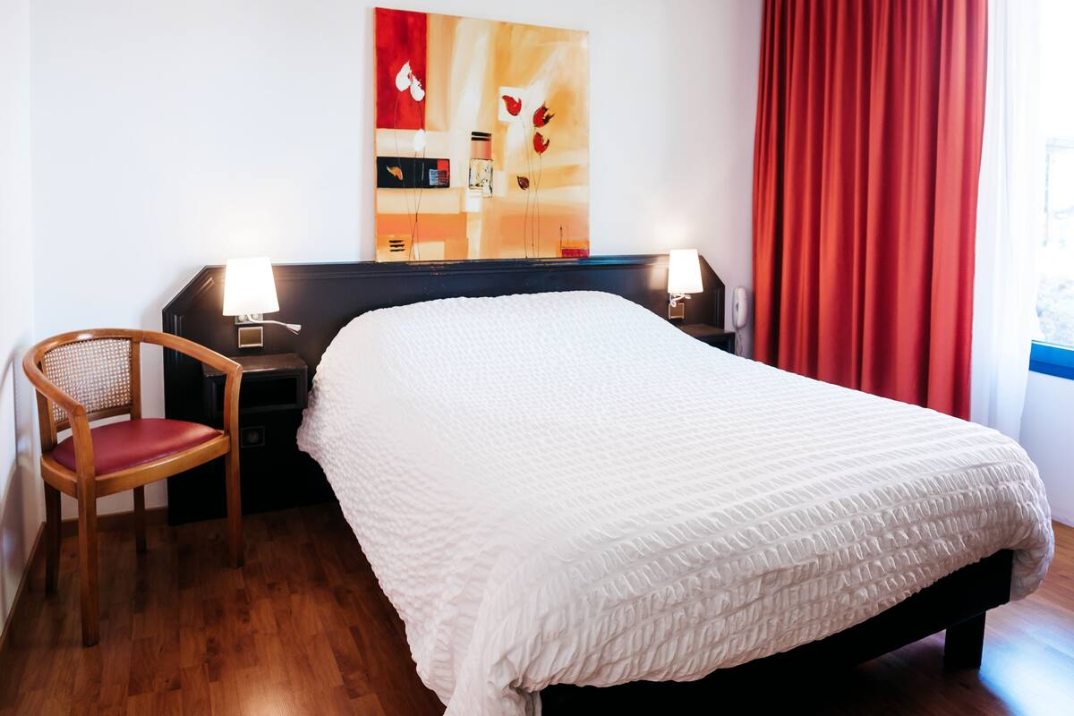 Schreibtisch, Verdunkelungsvorhänge, schallisolierte Zimmer
