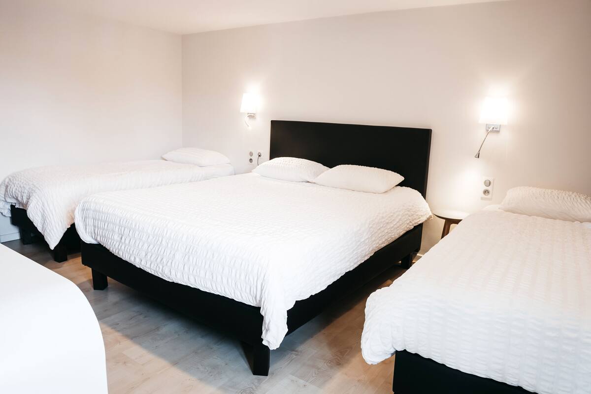 Schreibtisch, Verdunkelungsvorhänge, schallisolierte Zimmer